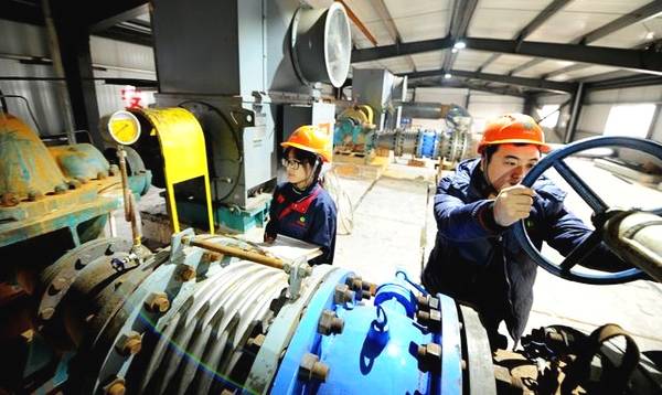 大城縣生物質(zhì)發(fā)電公司工作人員在查看供暖循環(huán)泵工作情況 大城縣生物質(zhì)發(fā)電公司工作人員在查看供暖循環(huán)泵工作情況